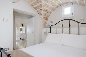 卡洛维诺BED&BREAD Piazza 'Nzegna的一间带床和浴室的白色卧室