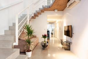 Μια τηλεόραση ή/και κέντρο ψυχαγωγίας στο Elegant San Telmo Duplex Design, Space & Silence