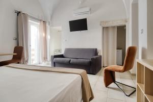 卡洛维诺BED&BREAD Piazza 'Nzegna的一间带床、沙发和电视的卧室