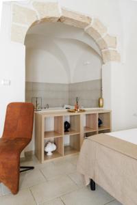 卡洛维诺BED&BREAD Piazza 'Nzegna的一间卧室配有一张桌子和一把椅子。 更多117张照片