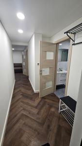 帕兰加Cosy sleep Vytauto gatvė的一间设有门厅的房间和一间卧室