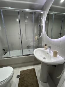 Ένα μπάνιο στο Karpenisi Nest