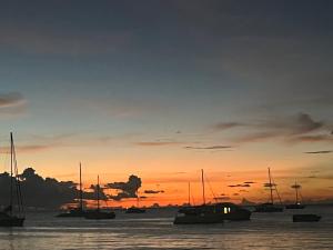 Un grupo de barcos en el agua al atardecer en La BEL KREOL, en Le Gosier