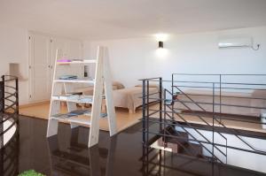 une chambre avec un lit et une table avec une planche de surf dans l'établissement Villa Petra Viva, à Ugento