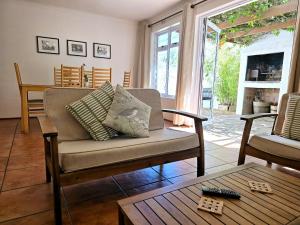 TV a/nebo společenská místnost v ubytování Stellenbosch Cottage, House & Garden of your own