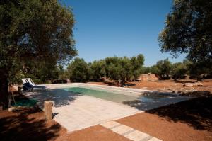 une piscine au milieu d'un champ avec des arbres dans l'établissement Villa Petra Viva, à Ugento 25 autres photos