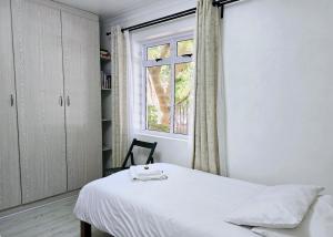 Postel nebo postele na pokoji v ubytování Stellenbosch Cottage, House & Garden of your own