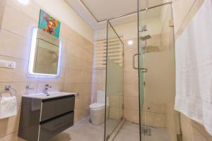 Un baño de AkraNova Apartments 36 fotos más