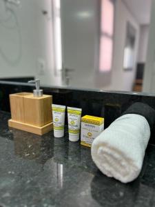 Ein Brötchen Weißbrot liegt auf einer Theke. in der Unterkunft Casa Pantuso no coração de BH in Belo Horizonte