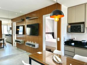 ein Wohnzimmer mit Esstisch und ein Schlafzimmer in der Unterkunft Casa Pantuso no coração de BH in Belo Horizonte