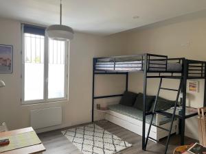 a room with two bunk beds and a table at Studio 4 Emplacement Idéal entre Château et Centre in Fontainebleau