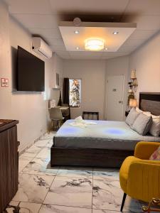 伊莎贝拉Itza-Bella Suites的一间带一张大床和一台电视的卧室