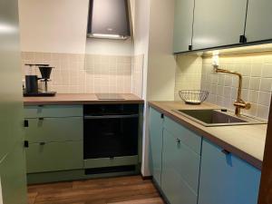 O bucătărie sau chicinetă la Studio Esterinkatu