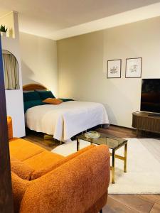 Un pat sau paturi într-o cameră la Studio Esterinkatu