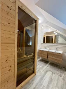 Un baño con dos lavabos y un espejo grande. en Tatra Family Loft, en Vysoké Tatry
