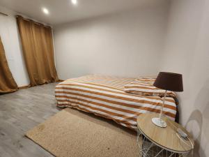 Voodi või voodid majutusasutuse Maison avec 2 chambres Naval et Orano toas