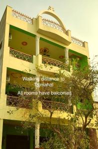 un edificio con un cartello che dice "a piedi da Jaipur non è tutto" di Anukampa Paying Guest House ad Agra