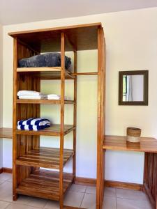 Villas Solar في شاطئ سانتا تيريزا: غرفة مع أسرة بطابقين خشبية في غرفة