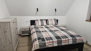 Ένα ή περισσότερα κρεβάτια σε δωμάτιο στο Osada u Pogwizdów