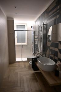 庞特卡格纳诺Bed and Breakfast inCentro - Pontecagnano的浴室配有大型白色浴缸和水槽