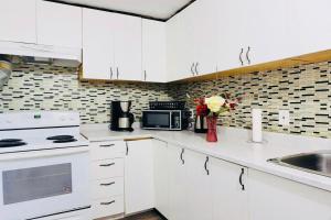 Nhà bếp/bếp nhỏ tại Cottage like home in Toronto +12 ảnh