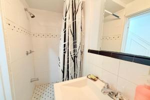 Phòng tắm tại Cottage like home in Toronto