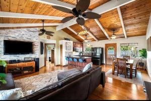 Телевизор и/или развлекательный центр в Vacation Home In Kailua Kona-Aloha Breeze +40 фотографий