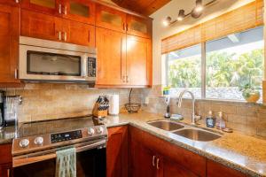 Кухня или мини-кухня в Vacation Home In Kailua Kona-Aloha Breeze
