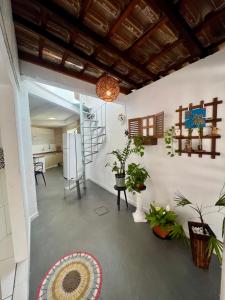 una cucina e un soggiorno con piante di Refúgio perto do Mar: Ótima casa a 350m da praia a Pontal do Paraná