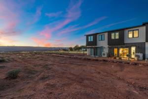 Η ανατολή ή δύση του ηλίου όπως φαίνεται από αυτή η παραθεριστική κατοικία ή από εκεί κοντά