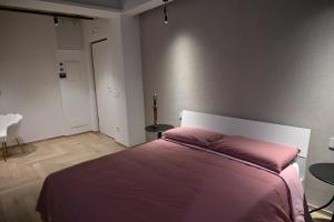 庞特卡格纳诺Bed and Breakfast inCentro - Pontecagnano的卧室里有一张大床，上面铺着红毯子