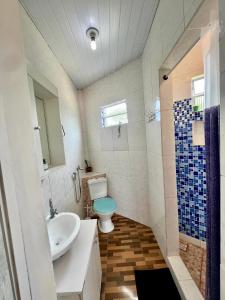 un bagno con un water e un lavandino di Refúgio perto do Mar: Ótima casa a 350m da praia a Pontal do Paraná