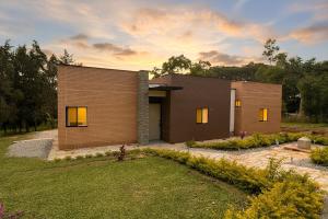 una casa in mattoni con giardino di fronte di Black Friday en Casa de Campo Campestre ZEN a La Granja