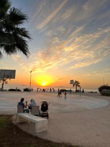 Η ανατολή ή δύση του ηλίου όπως φαίνεται από αυτό το διαμέρισμα ή από εκεί κοντά