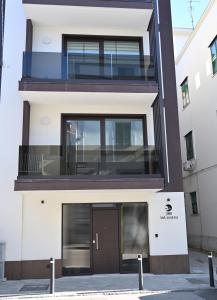 庞特卡格纳诺Bed and Breakfast inCentro - Pontecagnano的一栋有入口的建筑