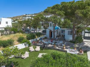 an aerial view of a house with a garden at Crystal Dream Paros in Ekatondapilianí