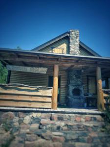 een blokhut met een open haard ervoor bij Nowy Gaj in Wilczyn