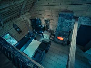 een bovenaanzicht van een woonkamer met een tafel en stoelen bij Nowy Gaj in Wilczyn