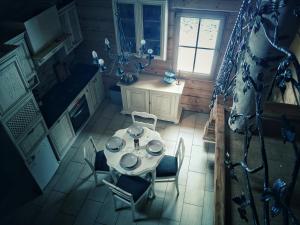 een keuken met een tafel en stoelen in een kamer bij Nowy Gaj in Wilczyn +11 foto's