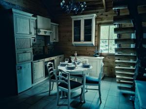 een keuken met een tafel en stoelen in een kamer bij Nowy Gaj in Wilczyn
