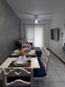 een eettafel en stoelen in de woonkamer bij Apartamento 100metros do Mar 2 quartos in Bombinhas