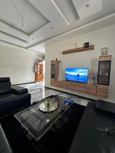 Μια τηλεόραση ή/και κέντρο ψυχαγωγίας στο Badji