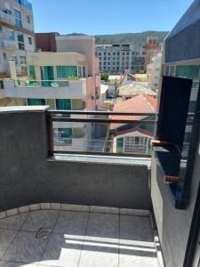 een balkon met uitzicht op een stad bij Apartamento 100metros do Mar 2 quartos in Bombinhas +30 foto's
