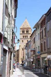 サン・ゴーダンスにあるAppartement Nid Bohème - Romantique et Cosyの時計塔のある街道