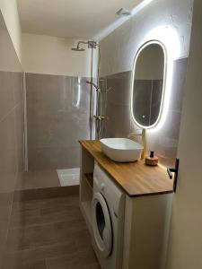 サン・ゴーダンスにあるAppartement Nid Bohème - Romantique et Cosyの洗面台と鏡のあるバスルーム