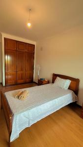 Un dormitorio con una cama con una toalla encima. en Quarto de Solteiro com varanda centro de Viseu, en Viseu