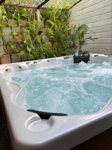 a jacuzzi tub in a backyard at Bwa Kanel - Logement moderne avec SPA- Venez profiter d'une parenthèse de bien-être ! in Ducos