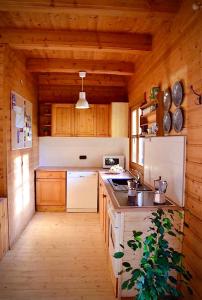 Una cocina con gabinetes de madera y un refrigerador blanco. en Ferienhaus Wagner, en Bad Ischl