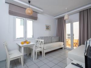 Χώρος καθιστικού στο 1BR Renovated Apartment By the Sea +26 φωτογραφίες