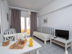 Μια τηλεόραση ή/και κέντρο ψυχαγωγίας στο 1BR Renovated Apartment By the Sea